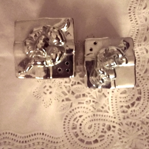 ♥️Vtg. "Gift Box Christmas" Salt and Pepper Shakers by Russ Berrie - Picture 4 of 6